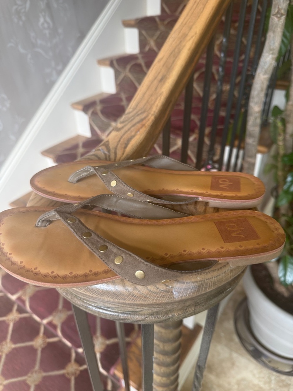 DOLCE VITA ladies, studded, flip-flop sandal, size 8 excellent condition - Picture 6 of 10